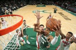 jbo官网竞博 -密尔沃基雄鹿迎NBA总决赛关键赛，赛后内部沟通，悬念犹存，更衣室氛围转暖的简单介绍